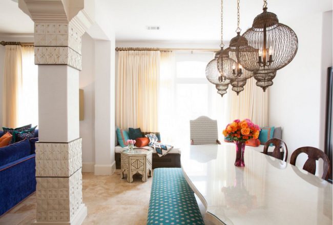 Jídelní kout v marockém stylu: oddělený od obývacího pokoje klenutým otvorem. Jako výzdoba byly použity tradiční závěsné lampy a váza s květinami