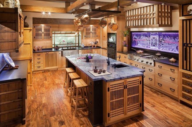 Kuchyně v japonském stylu: použití dřeva ve výzdobě, kuchyňských linkách, mramorových deskách a malovaném backsplash