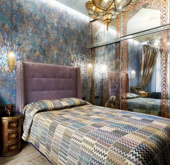 Svítidla v marockém stylu ohromují svou milostí. Stěny s texturou, nízké stoly a zrcadla ode zdi ke stěně dodávají šmrnc.