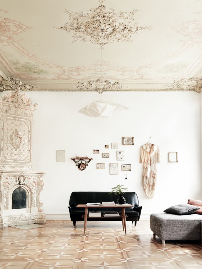 Helle Wände, hohe Decken und edle Holzböden in klassizistischem Interieur