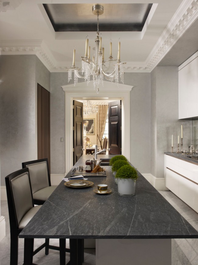 Der Luxus des Neoklassizismus erstreckt sich auf absolut alle Bereiche des Hauses und wird in der Küche perfekt umgesetzt.