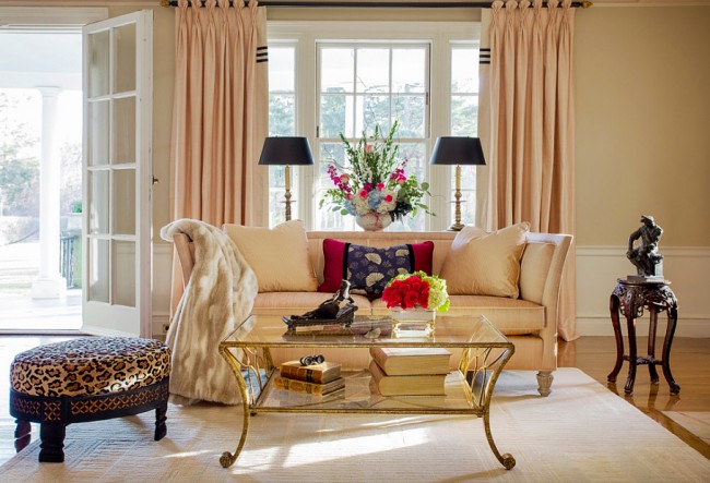 Die Kombination aus Leopardenmuster und Beigetönen im Wohnzimmer im neoklassizistischen Stil