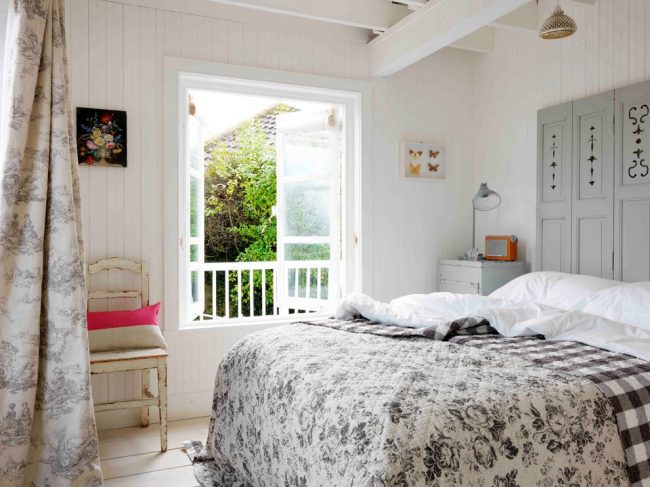 Релаксиращи пастелни цветове за спалнята в Прованс