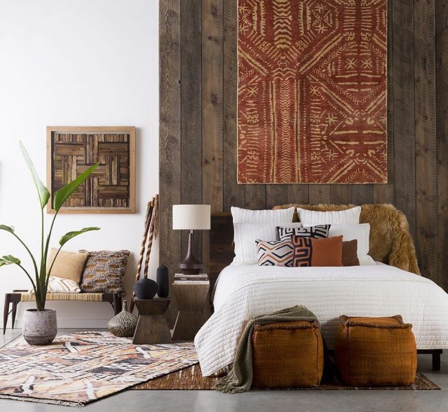 Орнамент върху покривало или килим, като отличителна черта на културите, може да създаде специална атмосфера в стаята.