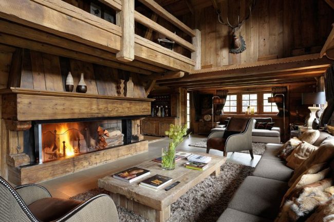 Интериорът на селски къщи и вили: огромна камина в хола предава цялата романтика на алпийския стил
