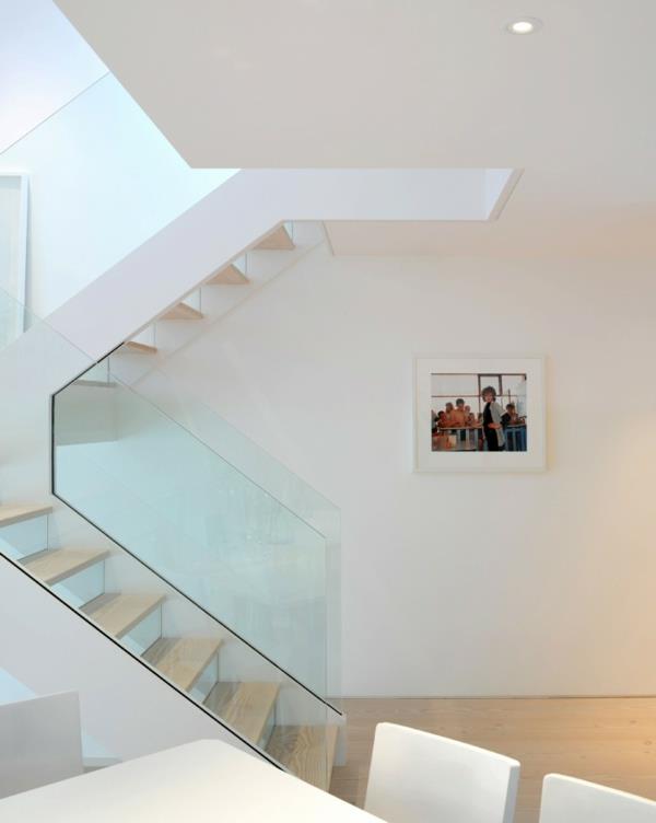 Intérieur en escalier minimaliste de style scandinave