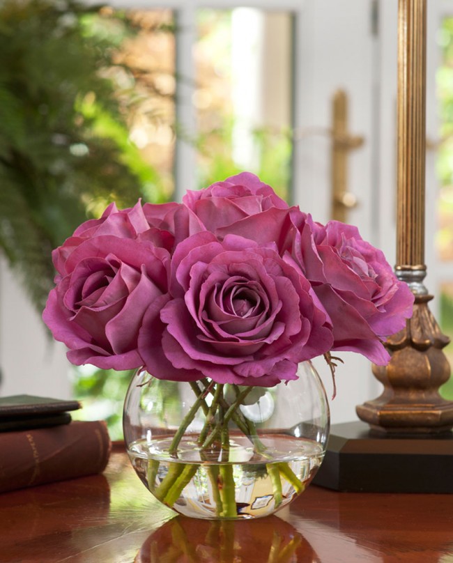 Do vázy s umělými květinami můžete nalít vodu, aby vypadaly živěji a přirozeněji