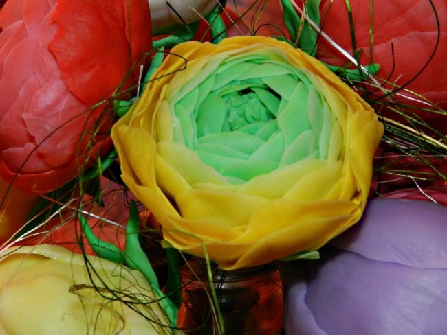 Hotový ranunculus květ vyrobený z polymerové hlíny