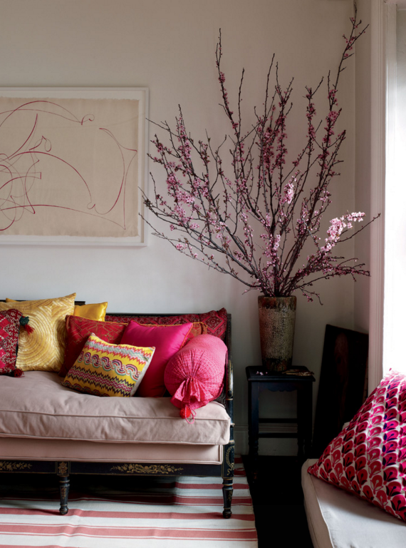 Floristické kompozice z umělých květin pomohou vyzdobit jakýkoli kout vašeho domova: vytvoří jedinečnou útulnost, oživí atmosféru, podívají se na některé místnosti novým způsobem.