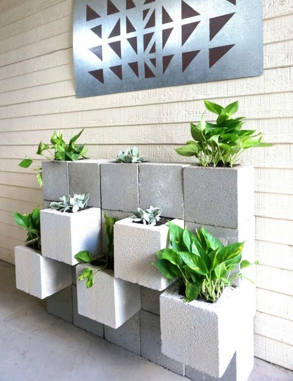 il bloque des jardinières de bricolage de différents matériaux