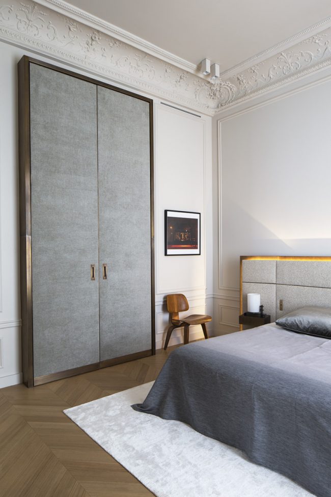 Високи сиви врати в същия стил като интериора на спалнята