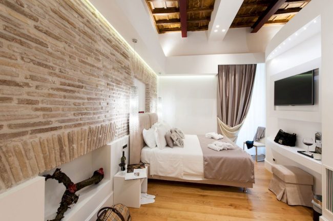 غرفة نوم على الطراز الإيطالي مع جدار من الطوب