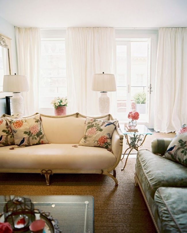 يتوافق تصميم وألوان الأثاث في غرفة المعيشة مع الطراز الإيطالي
