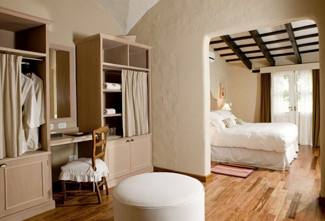 غرفة نوم مشرقة بأرضيات خشبية خشبية على الطراز الإيطالي