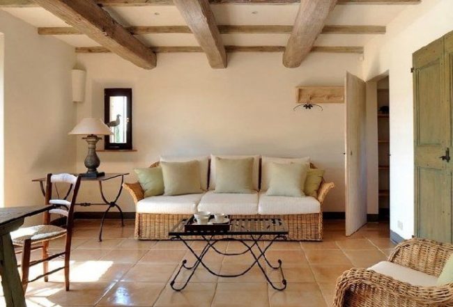 Плетени и ковани мебели в хола в италиански стил
