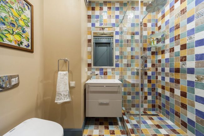 Мозаечен под и стена в банята