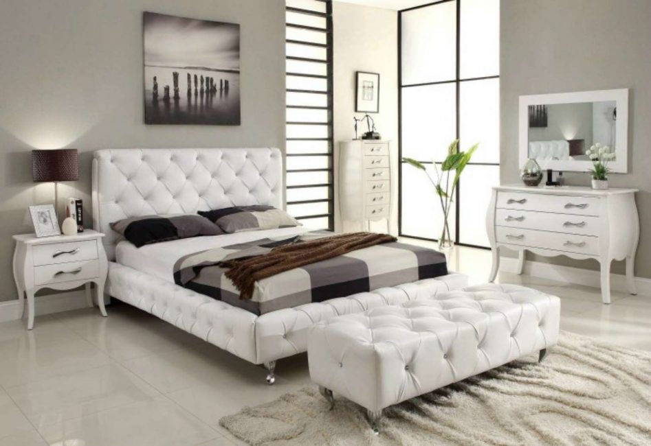 Klassisches Schlafzimmer mit weißen Möbeln