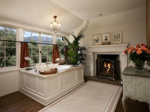 jacuzzi blanc fenêtre classique cheminée parquet