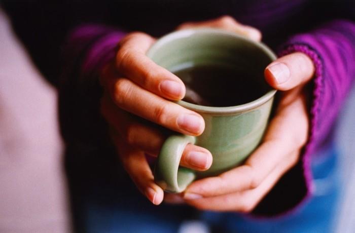 Un café sain au réveil contient naturellement de la caféine