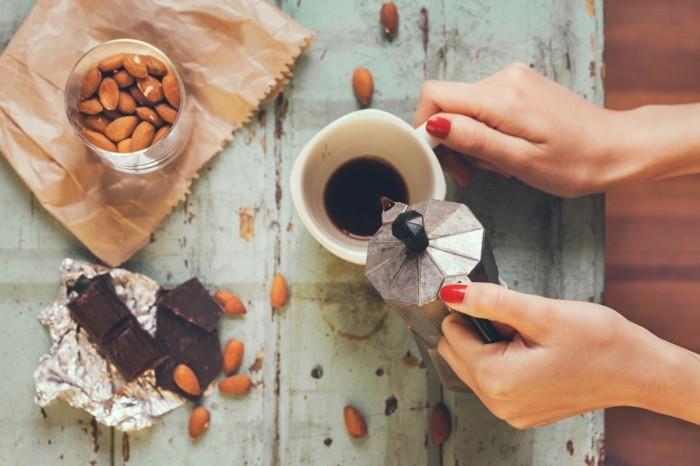 boire du café chocolat noir amandes stimulants naturels