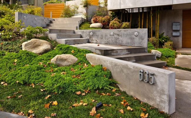 Stützwände aus Betonplatten entlang der Treppe