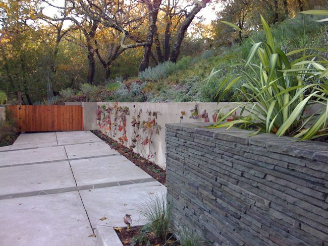 Eine schöne Kombination von Stützmauern aus verschiedenen Materialien auf einem Hof