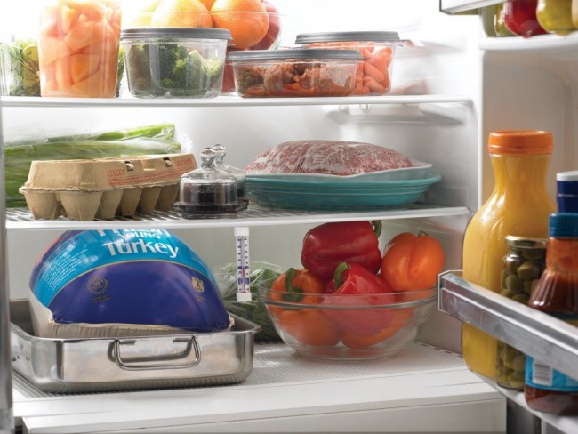 يجب إخفاء جميع بقايا الطعام غير المأكول في الثلاجة أو تعبئتها في برطمانات أو أكياس بلاستيكية سميكة.