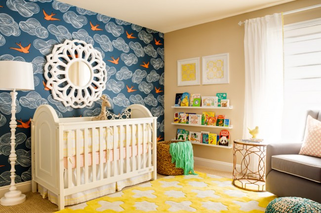 نظرًا للتطبيق العملي ، فإن ورق الحائط من الفينيل مثالي لغرفة الطفل.