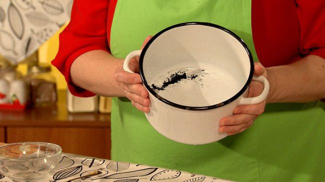 Um den Boden der Emaillepfanne von verbranntem Essen zu reinigen, müssen Sie es versuchen