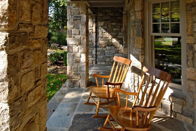Dekorace kamenné verandy pro soukromý dům - fotografie