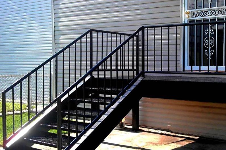 Dekorace kovové a kované verandy pro soukromý dům - fotografie