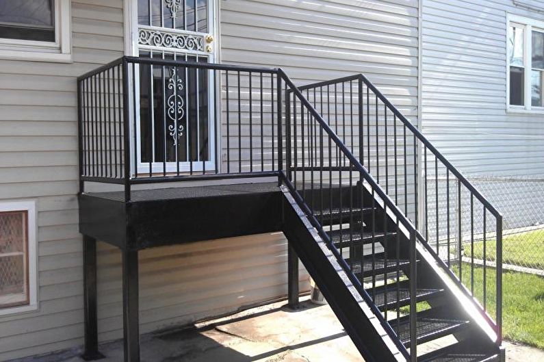 Dekorace kovové a kované verandy pro soukromý dům - fotografie