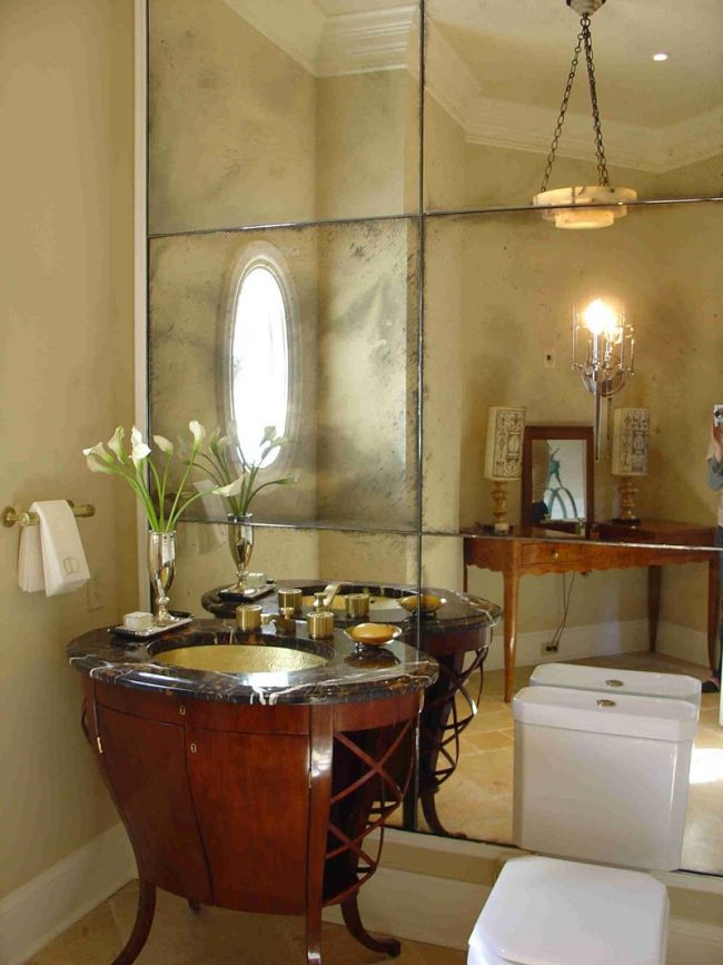 جدار مرآة مع تأثير الشيخوخة في الحمام