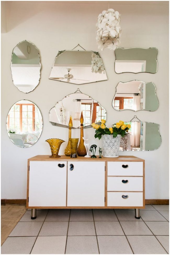 Spiegel in verschiedenen Formen schaffen eine schöne Kombination im Flur