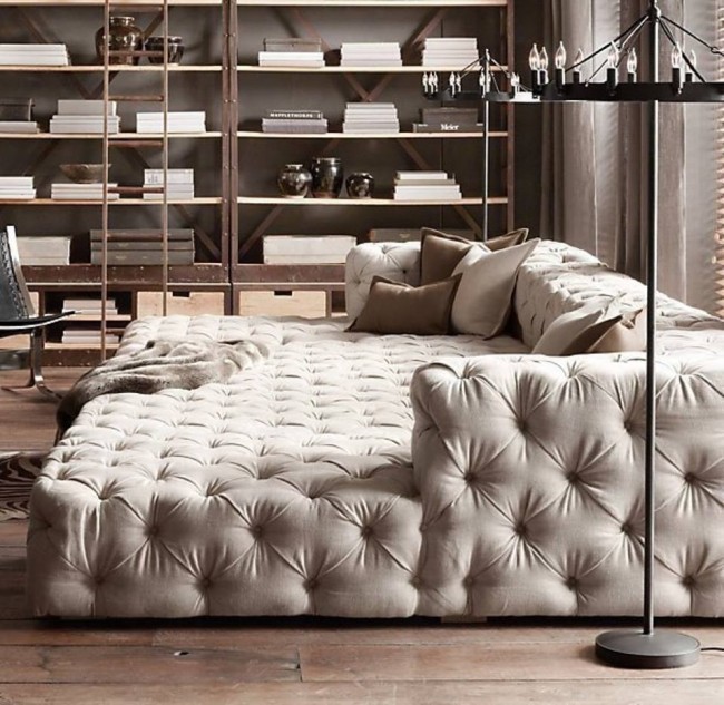 Мека мебел за антрето. Голям диван, който е най -добре поставен пред телевизора, може да се използва като допълнително легло
