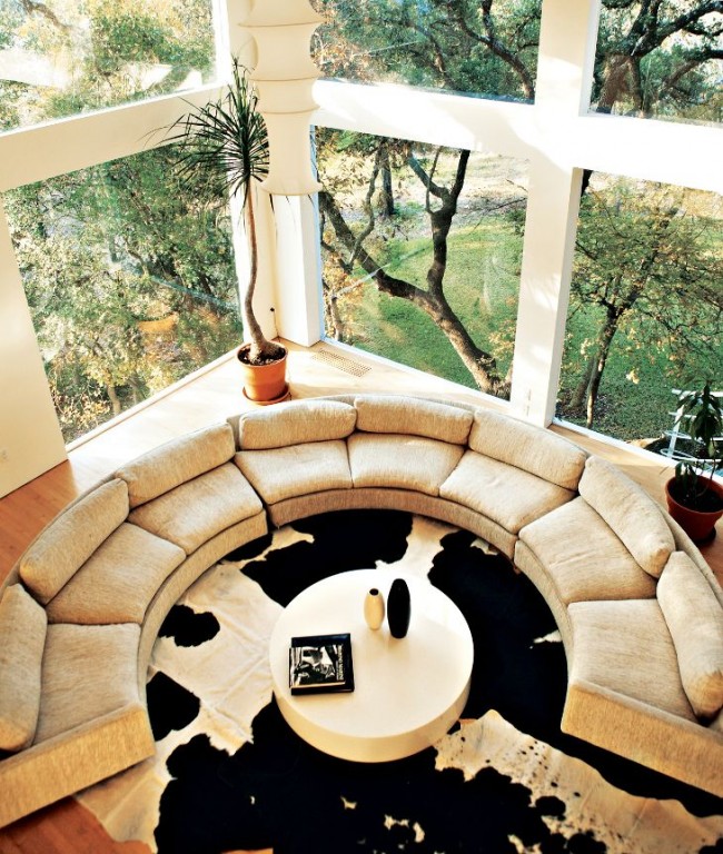 Мека мебел за антрето. Голям модулен кръгъл диван е чудесна идея за приятелски събирания