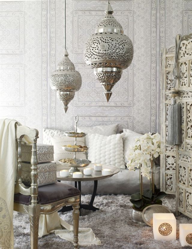 Мека мебел за антрето. Кът за сядане в марокански стил, но в нехарактерни за този стил цветове - слонова кост и бяло, почти монохромно