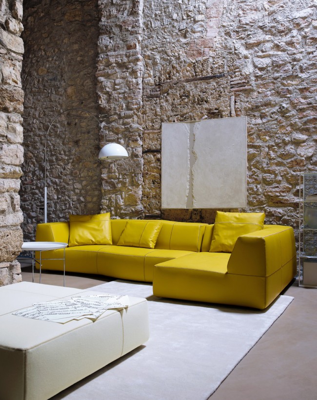 Мека мебел за антрето. Комбинацията от ярко жълти и сиви цветове, груб естествен камък и гладка кожа винаги привлича вниманието