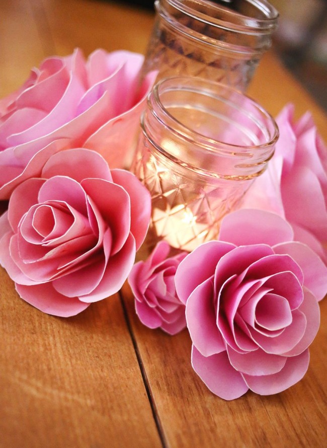 Използвайки цветя от хартия, можете ефективно да украсите свещника