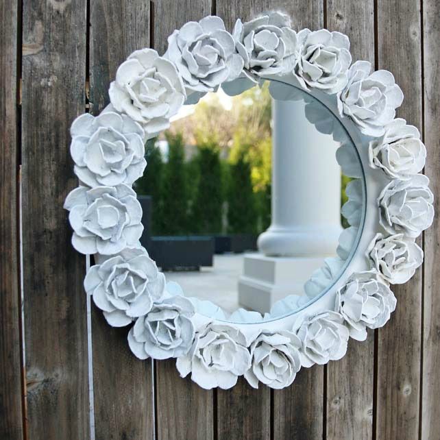 Exklusives Dekor eines Spiegels mit Blumen aus dickem Papier