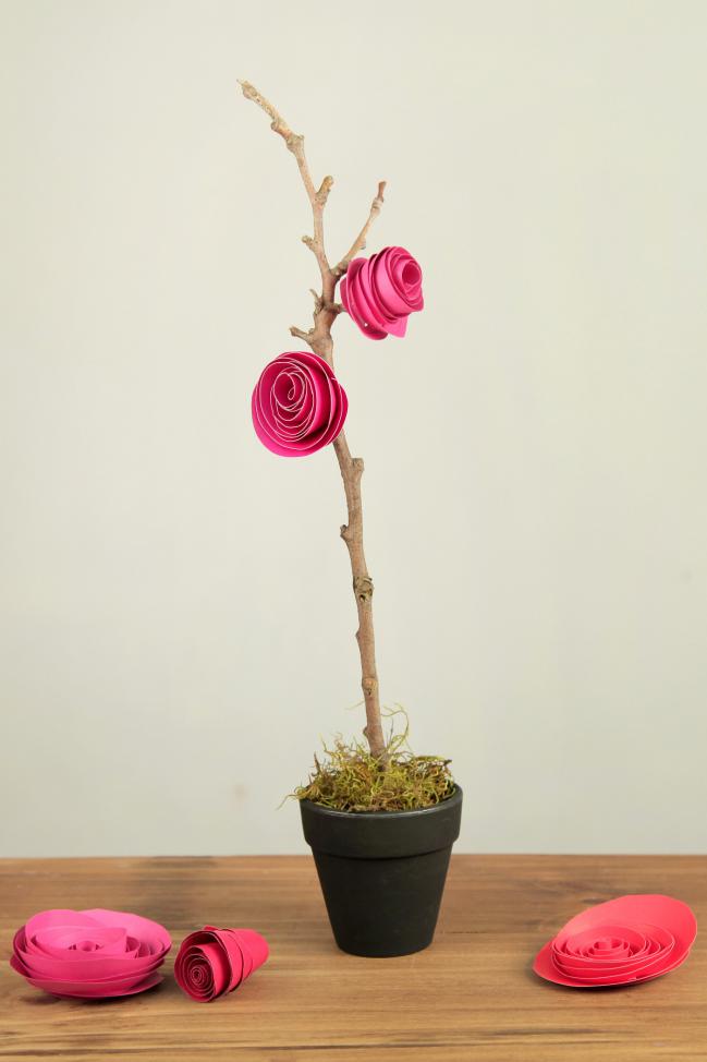 Snadný způsob, jak vytvořit domácí dekoraci - papírové růže na suché větvi