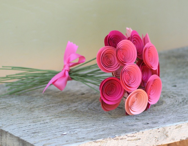 Красив букет от нежни ръчно изработени рози