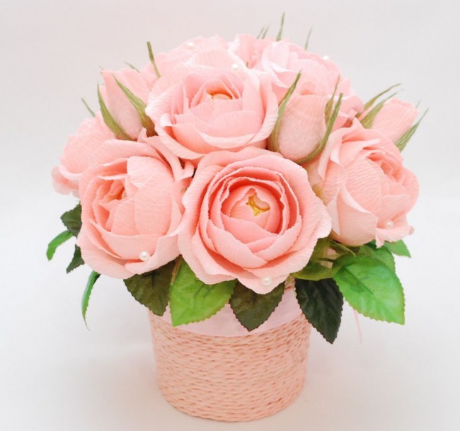 Zarte rosa Rosen mit Bonbons in den Knospen
