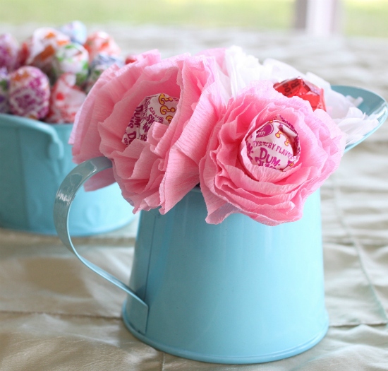 Деликатен и необичаен декор за празника - хартиени цветя с бонбони вътре