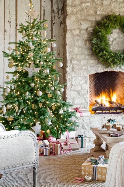 Der Weihnachtsbaum bleibt das Hauptsymbol des Feiertags.