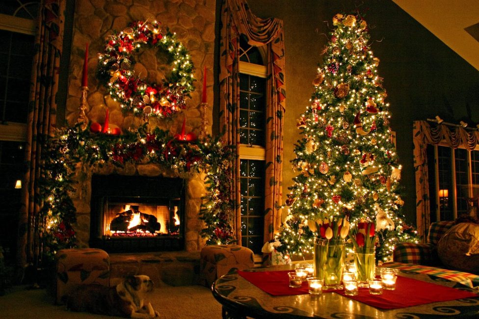 Geschmückter Weihnachtsbaum bildet eine dreieckige Komposition