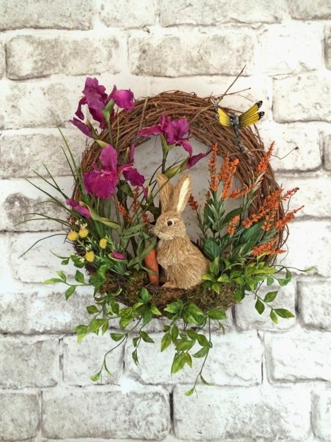 Ein Kranz zum Dekorieren der Haustür mit Blumen und einem lustigen Hasen. Geeignet zur Dekoration zu Ostern oder einfach nur für die Frühlingsdeko