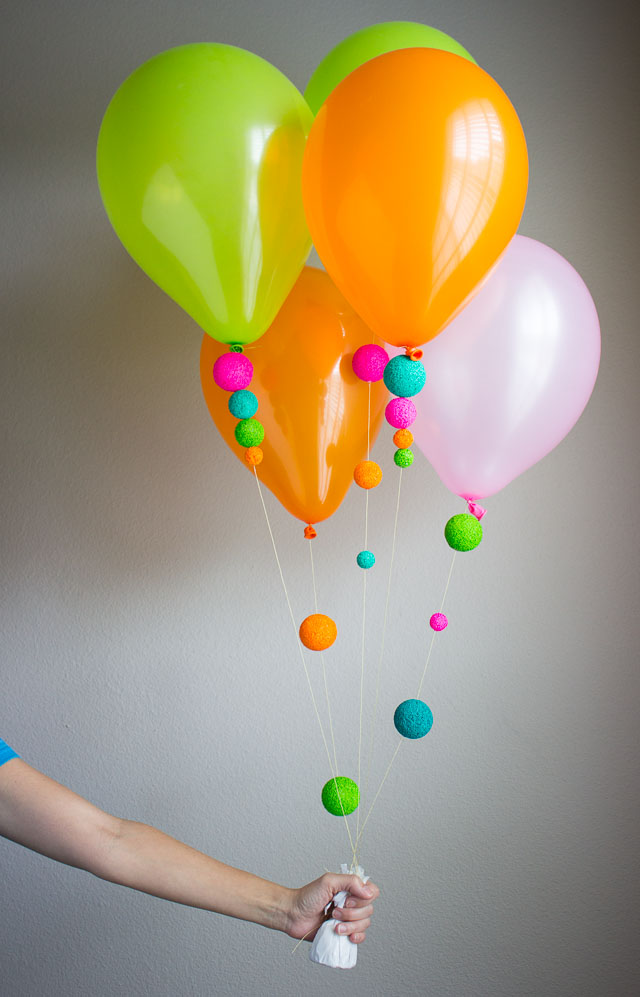 Heliumballons verziert mit leuchtenden Neon-Riesenperlen