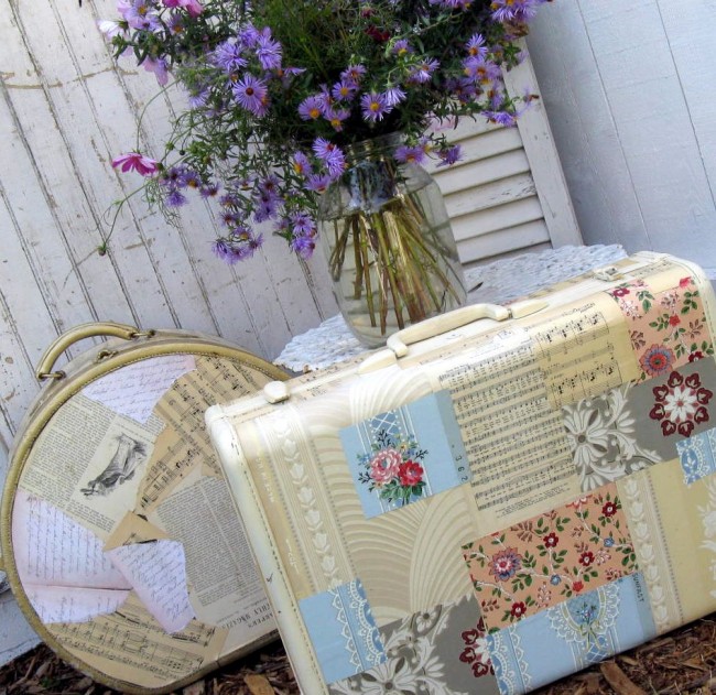Ein dekorativer Koffer für Provence- oder Shabby-Chic-Interieurs entsteht, indem er mit passenden Tapeten, Servietten oder Zeitschriftenausschnitten beklebt wird. Je nach Material wird eine geeignete Ausführungstechnik gewählt