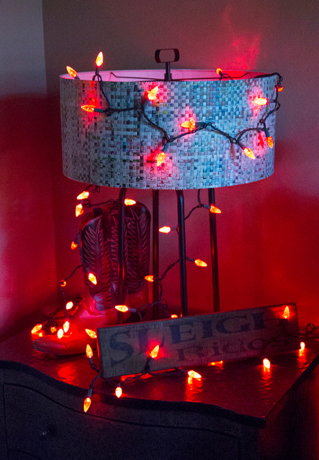 Украсете нощната си лампа с гирлянд и добавете новогодишно настроение.